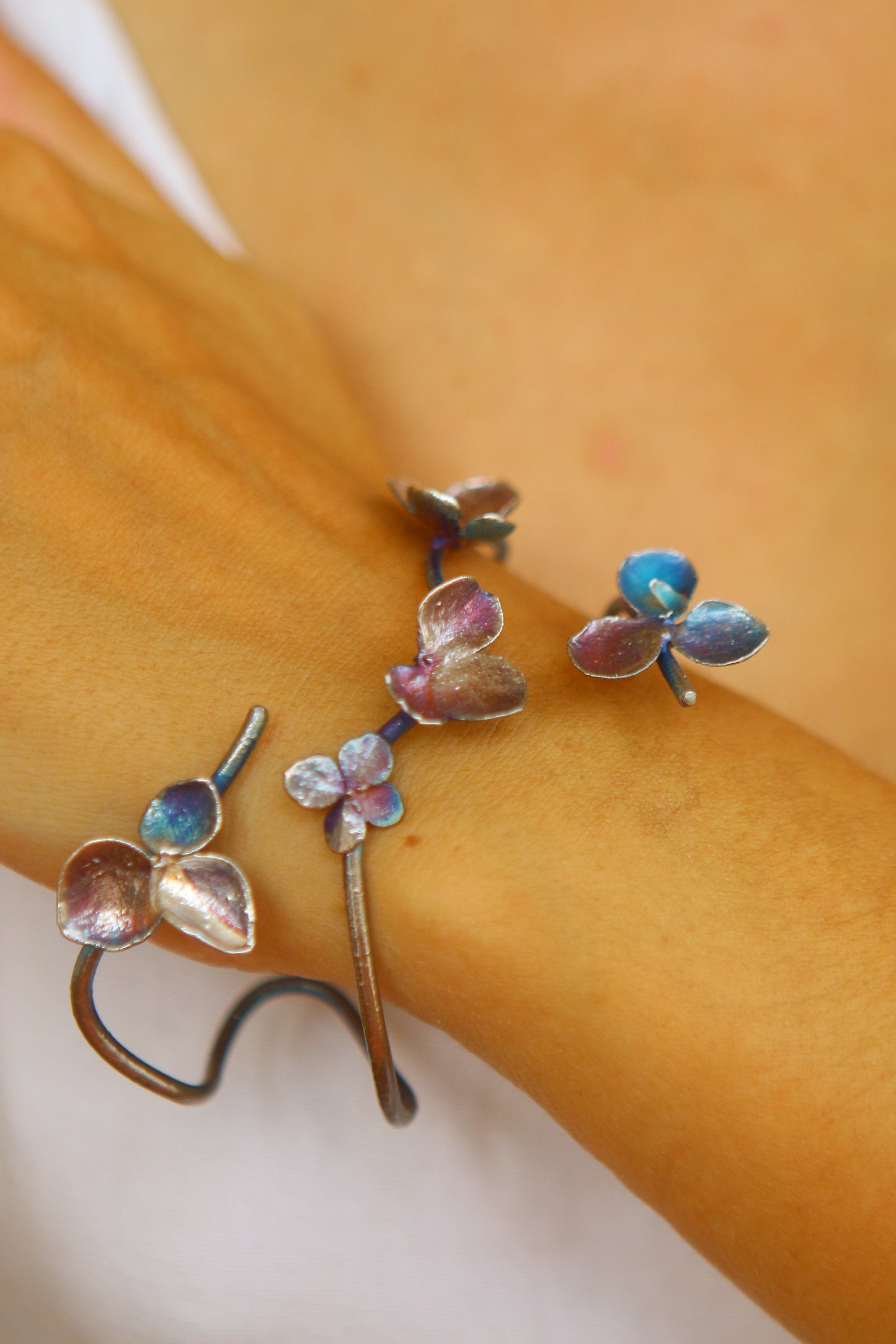 Pulseira com flores de hortensia