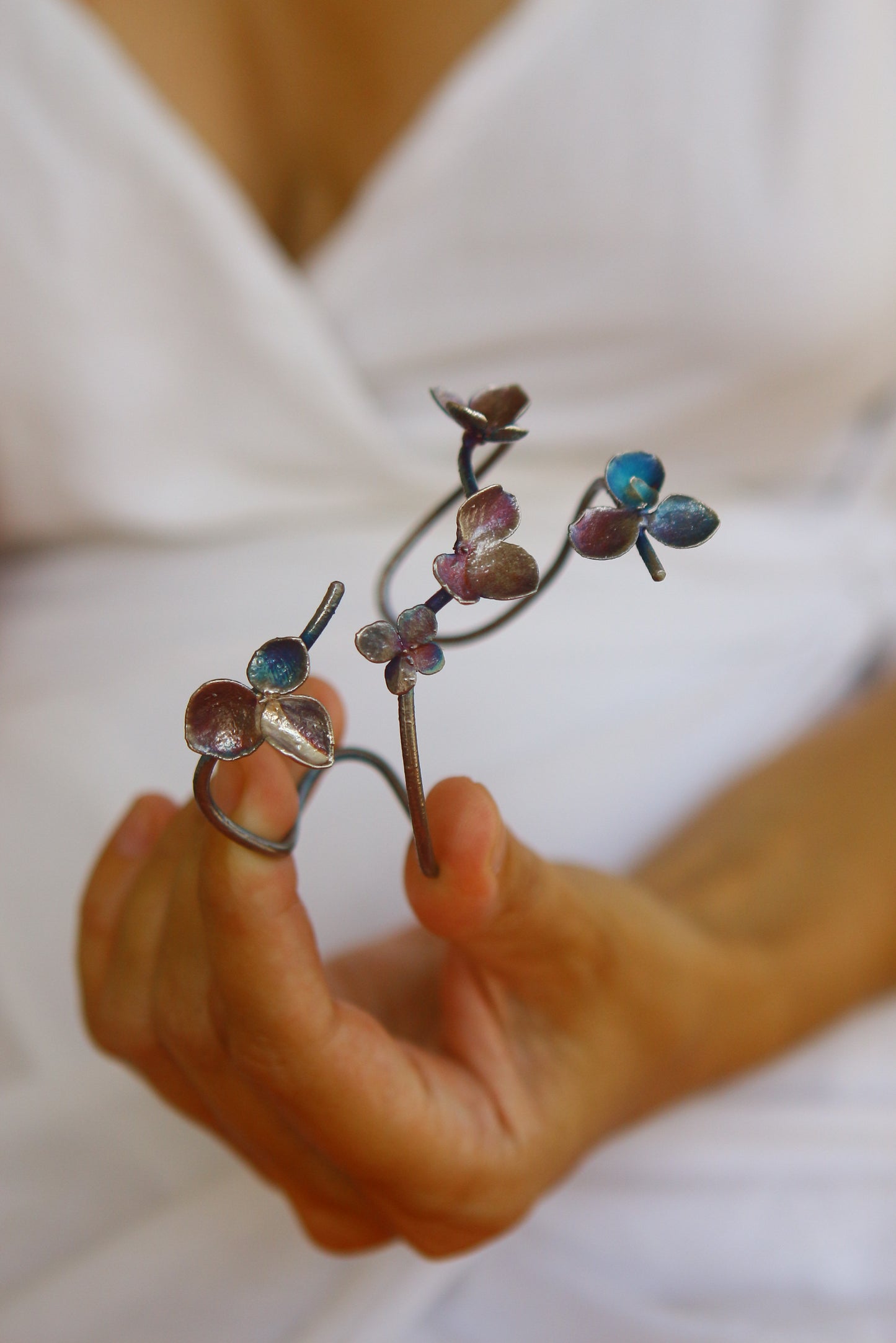 Pulseira com flores de hortensia