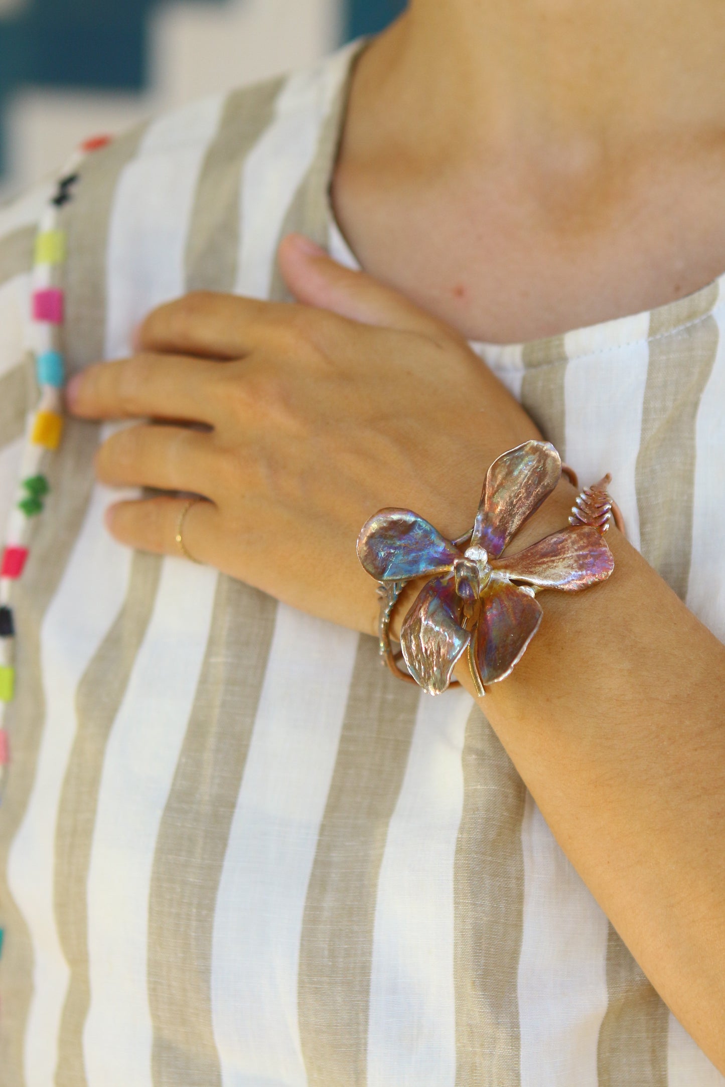 Pulseira com flor de orquidea