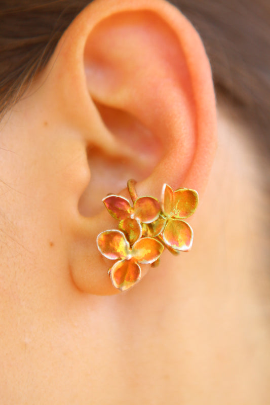 Ear cuff com flor de hortensia
