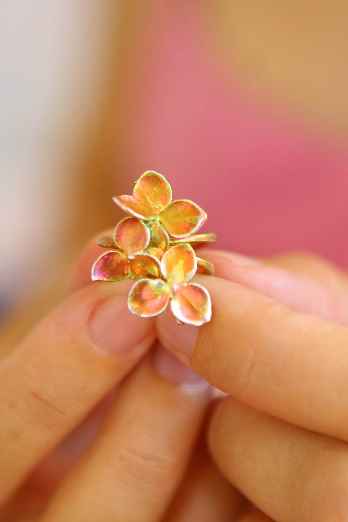 Ear cuff com flor de hortensia
