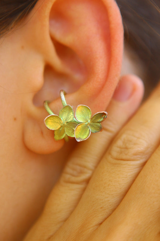 Ear cuff com flor de hortensia