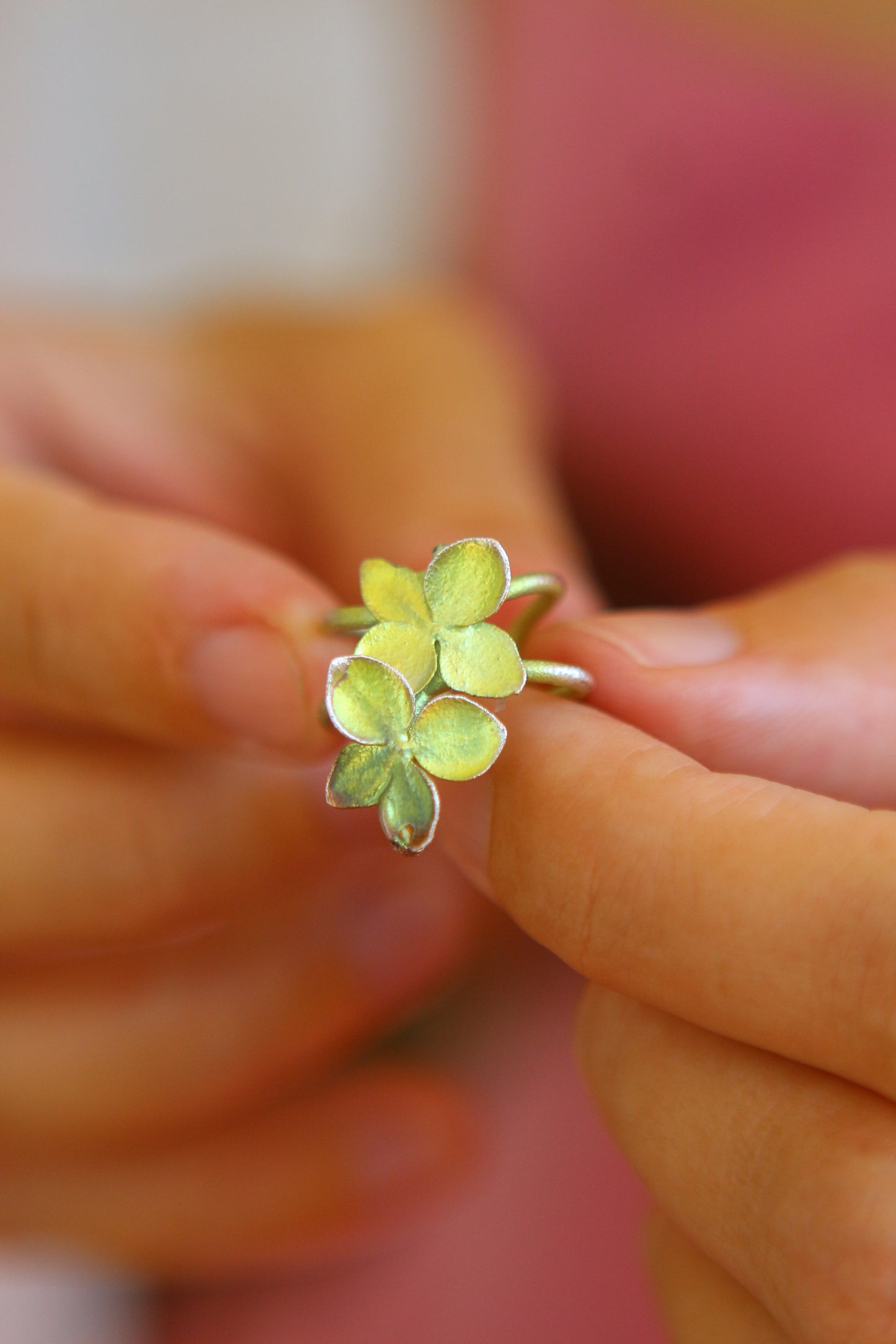 Ear cuff com flor de hortensia