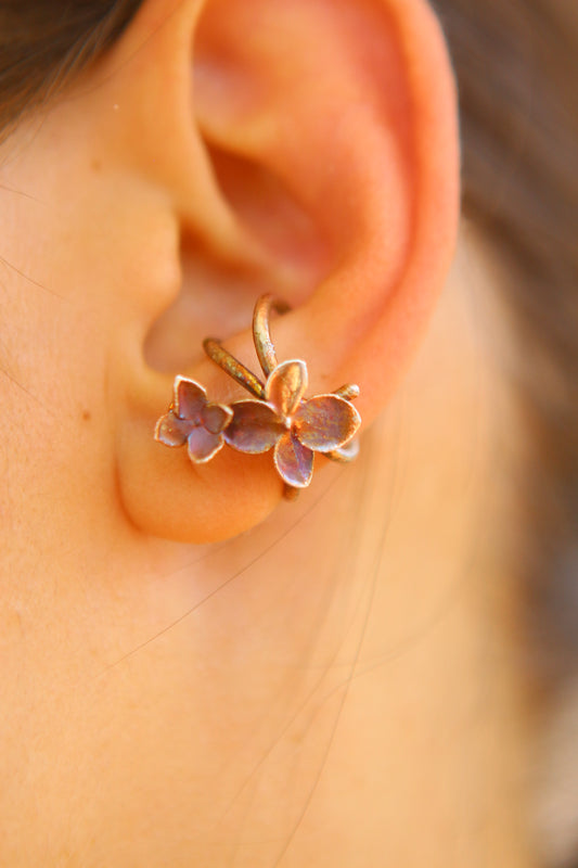 Ear cuff com flor de hortensia