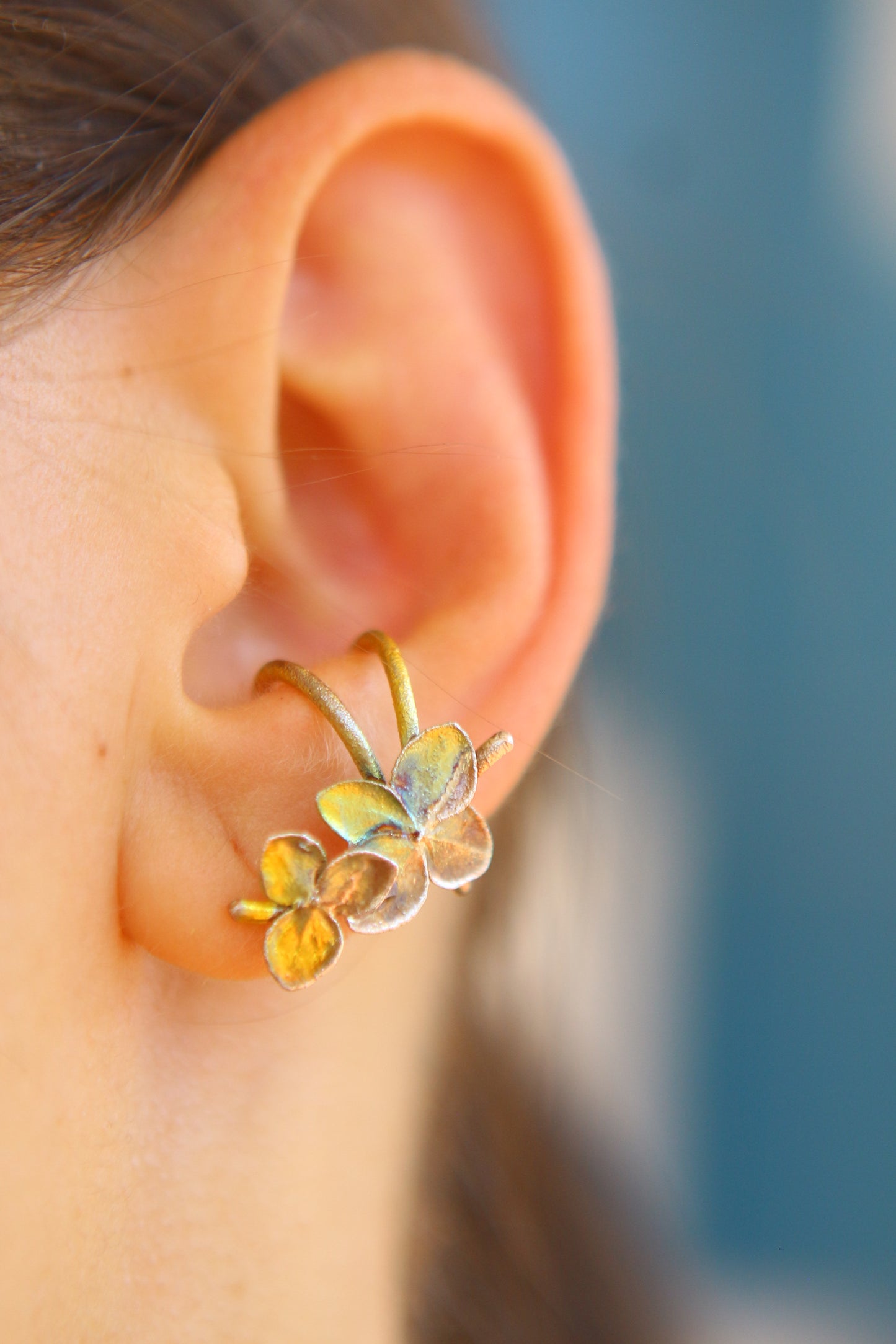 Ear cuff com flor de hortensia