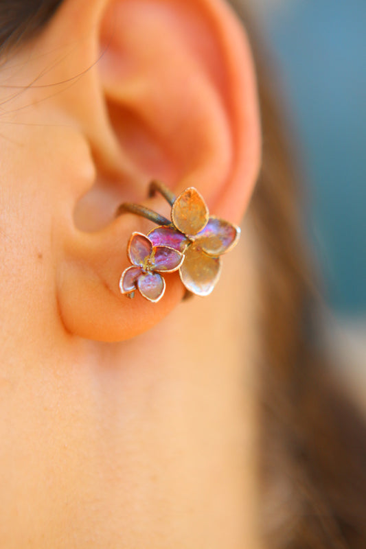 Ear cuff com flor de hortensia