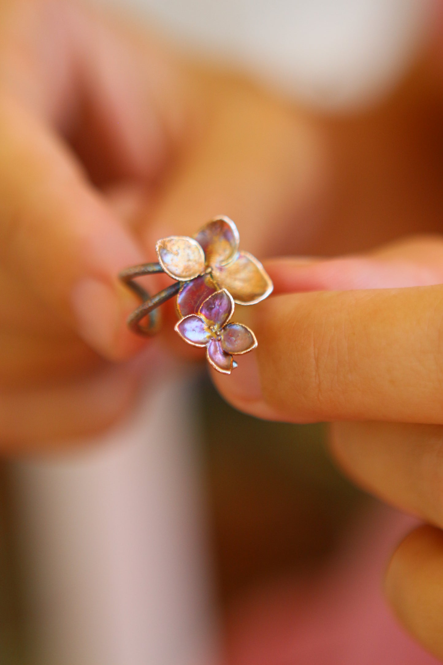 Ear cuff com flor de hortensia