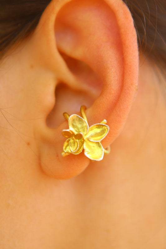Ear cuff com flor de hortensia
