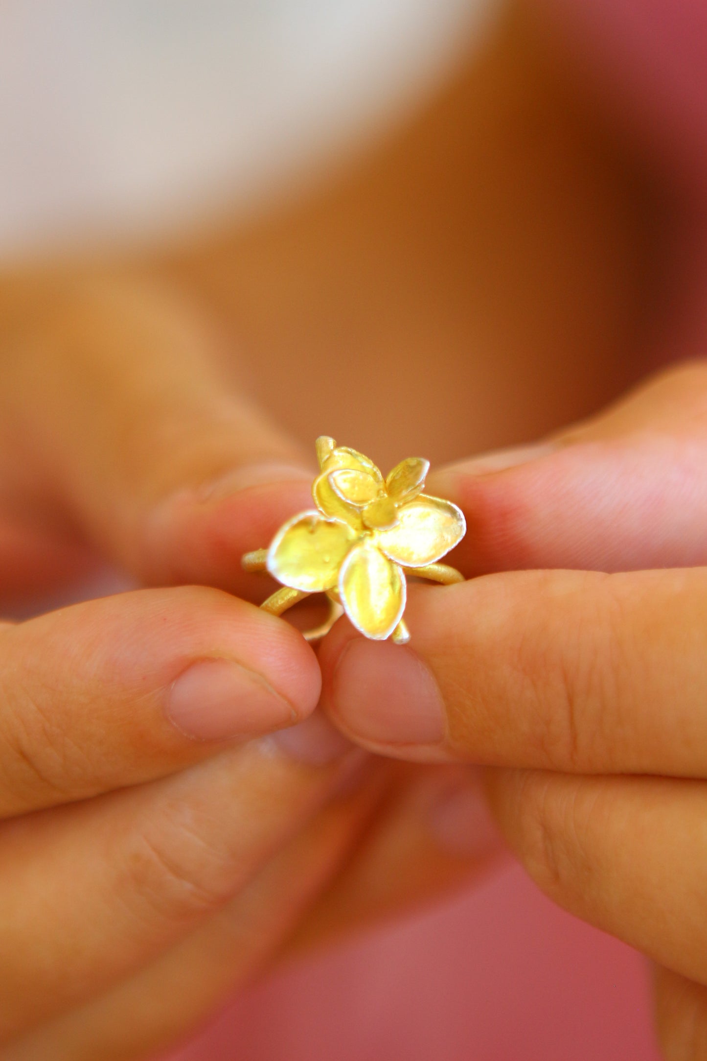Ear cuff com flor de hortensia