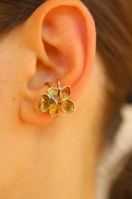 Ear cuff com flor de hortensia