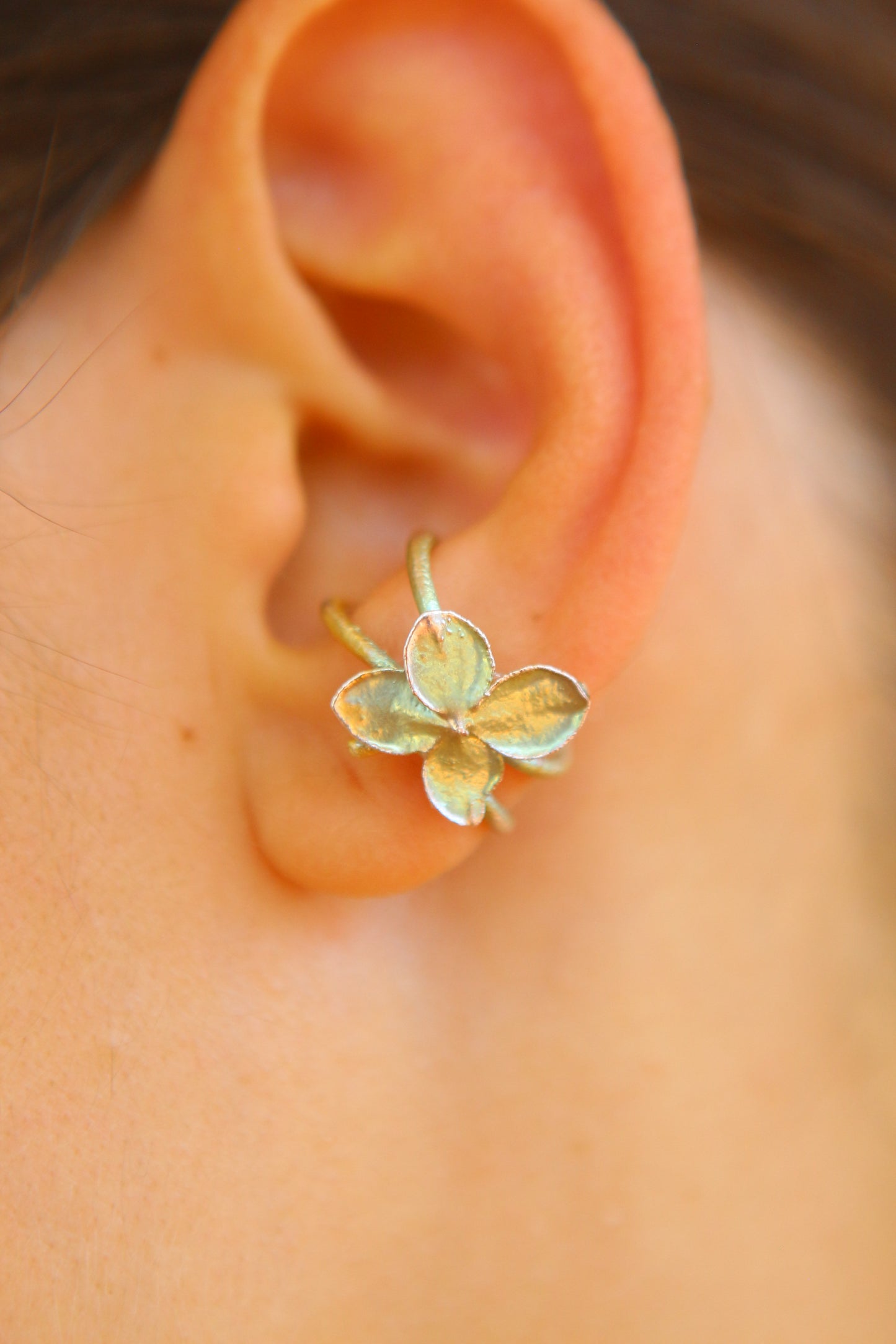 Ear cuff com flor de hortensia