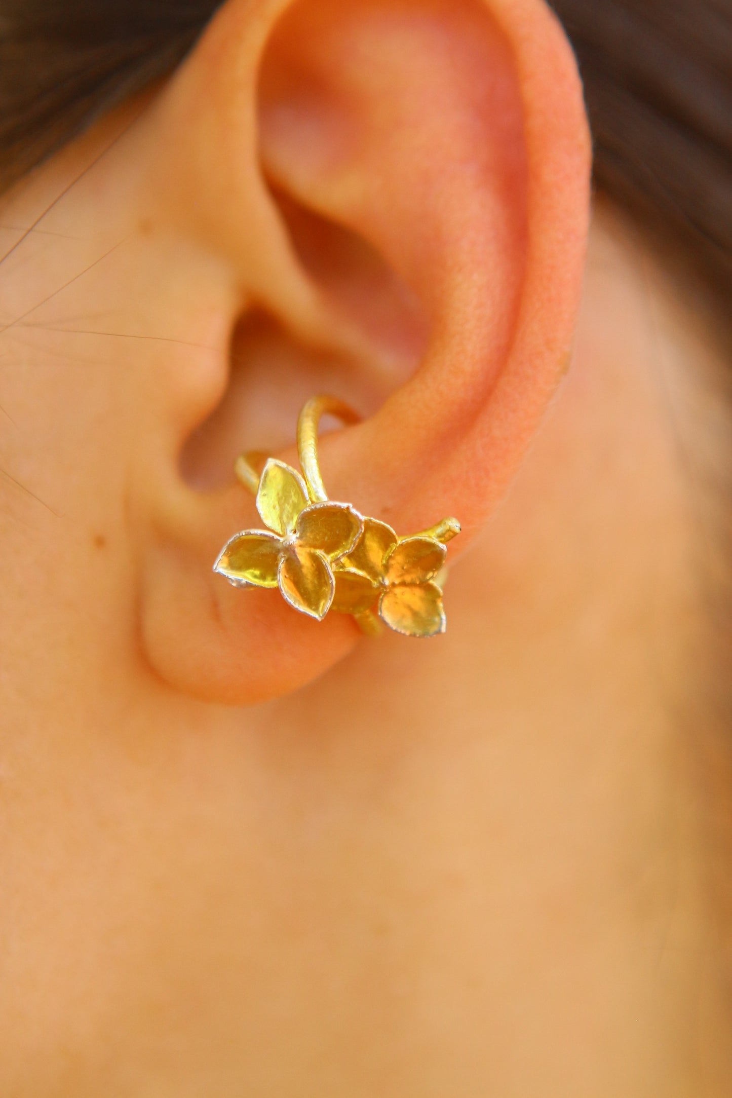 Ear cuff com flor de hortensia