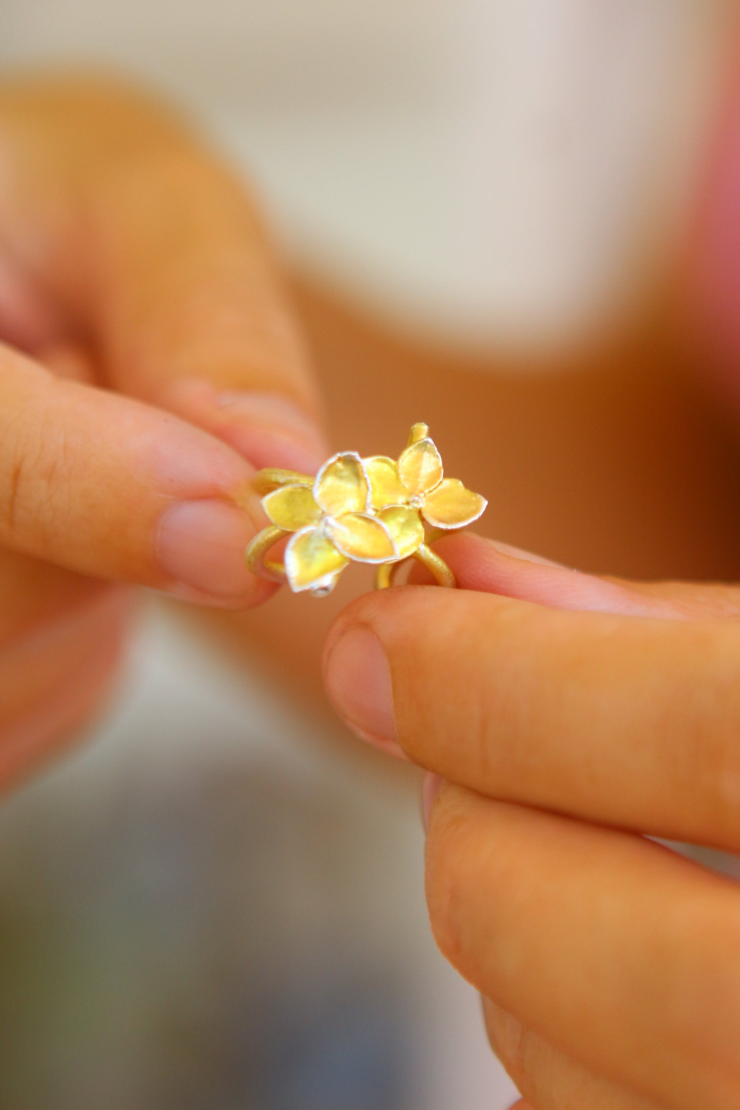 Ear cuff com flor de hortensia
