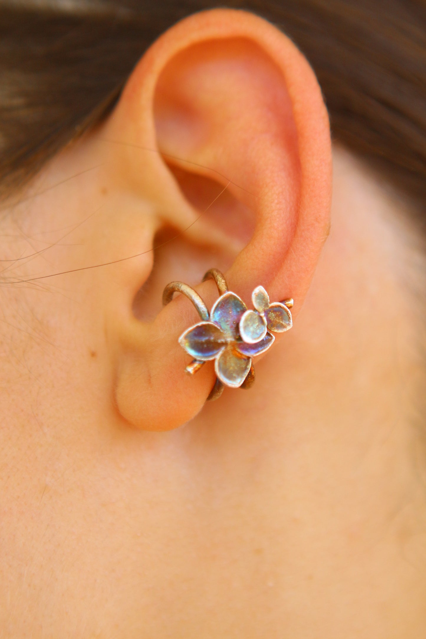 Ear cuff com flor de hortensia