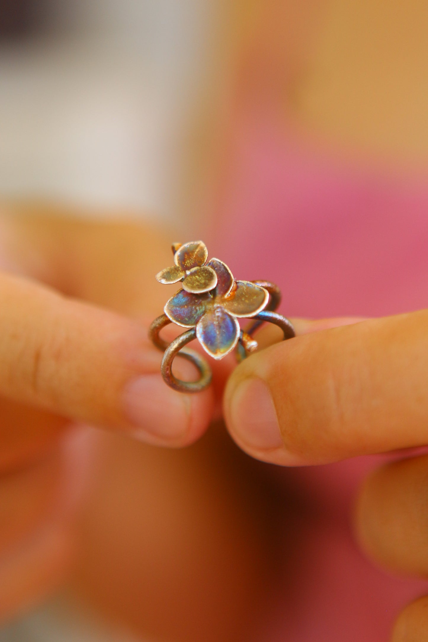 Ear cuff com flor de hortensia