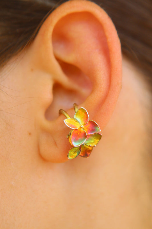Ear cuff com flor de hortensia