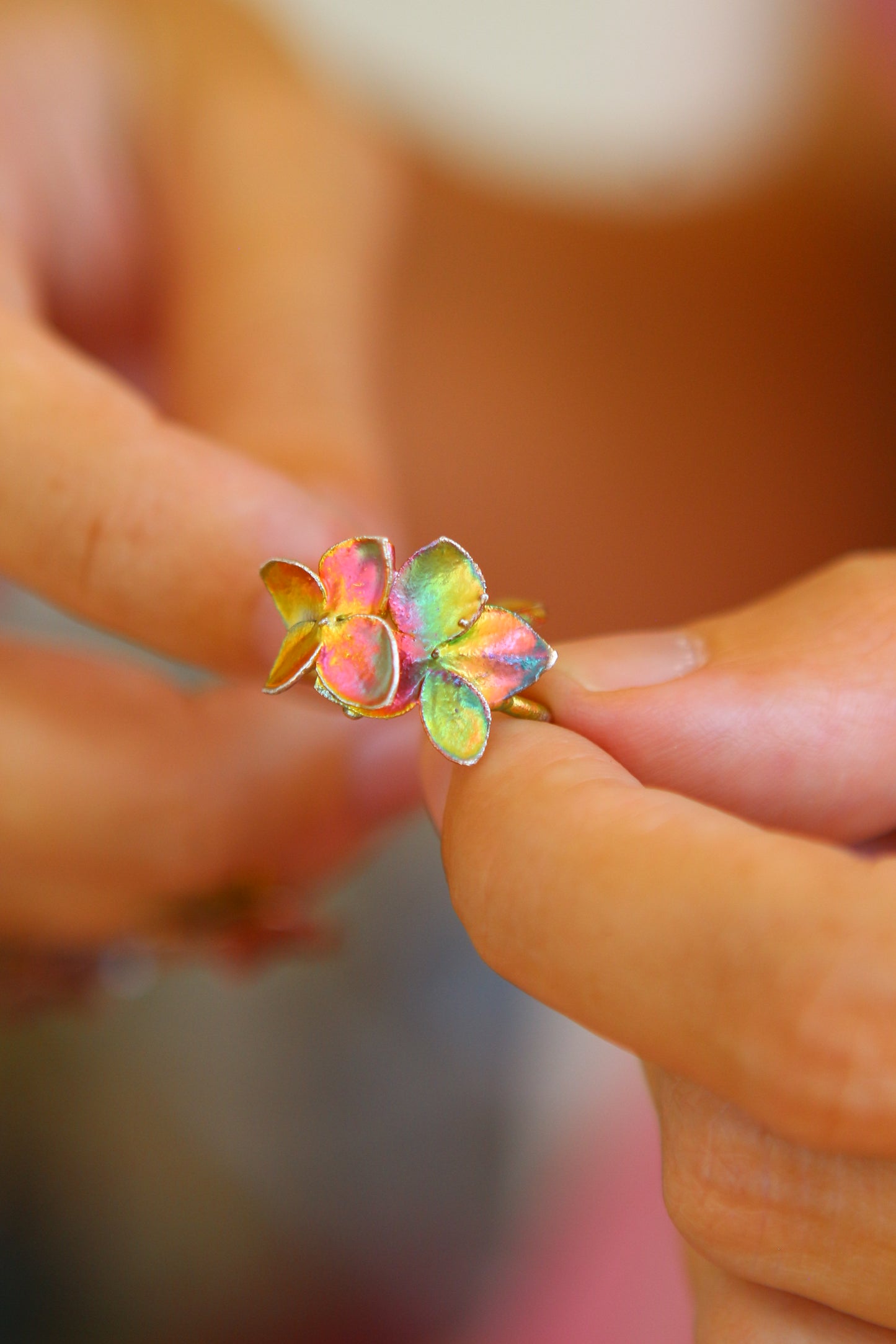 Ear cuff com flor de hortensia