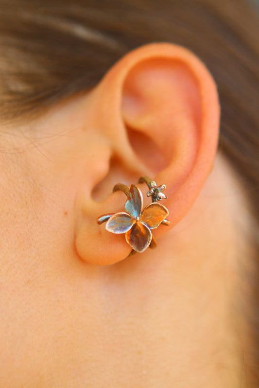 Ear cuff com flor de hortensia