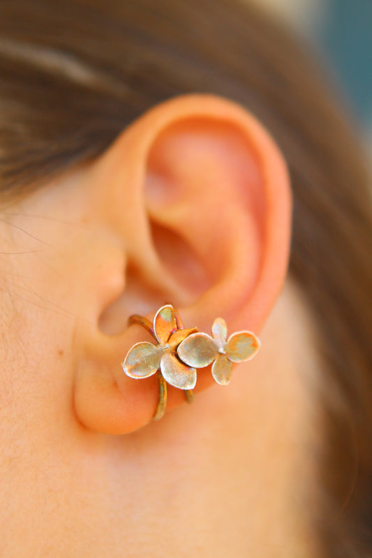 Ear cuff com flor de hortensia
