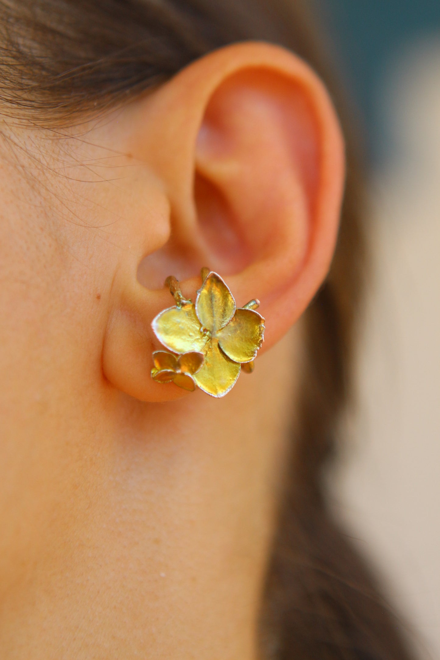 Ear cuff com flor de hortensia