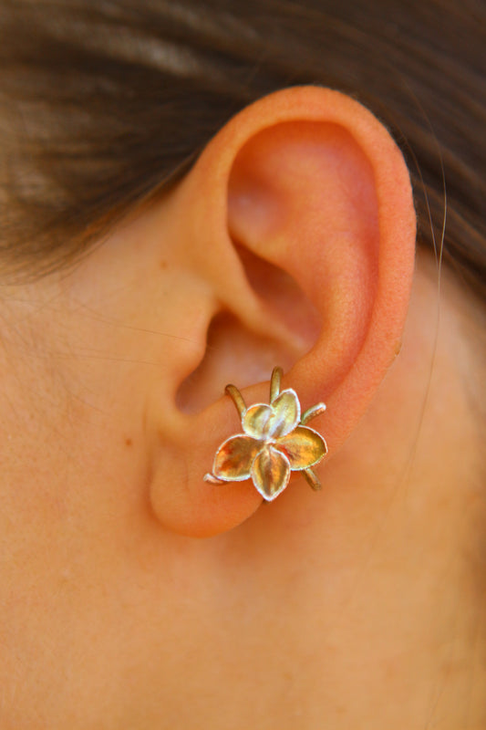 Ear cuff com flor de hortensia