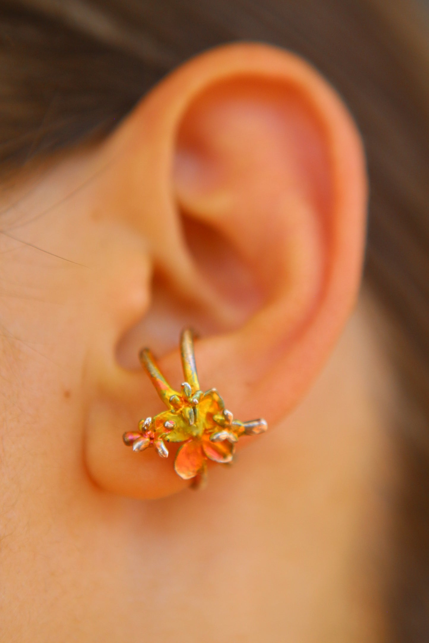 Ear cuff com flor de hortensia