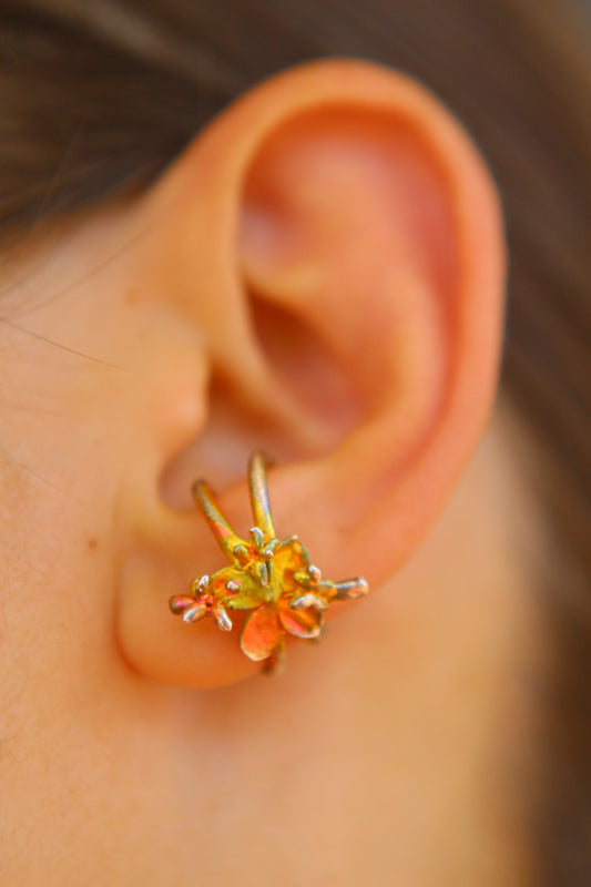 Ear cuff com flor de hortensia