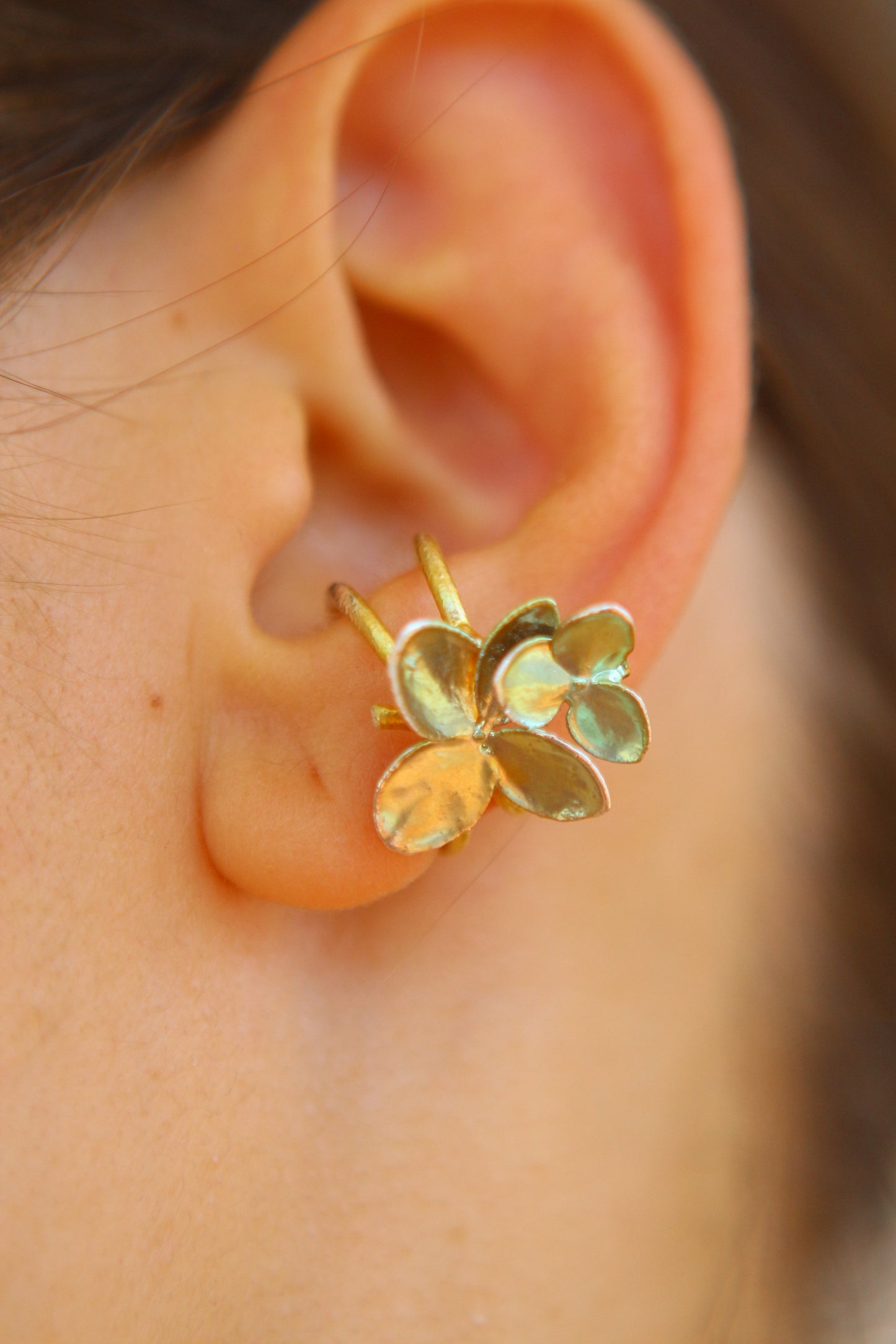 Ear cuff com flor de hortensia