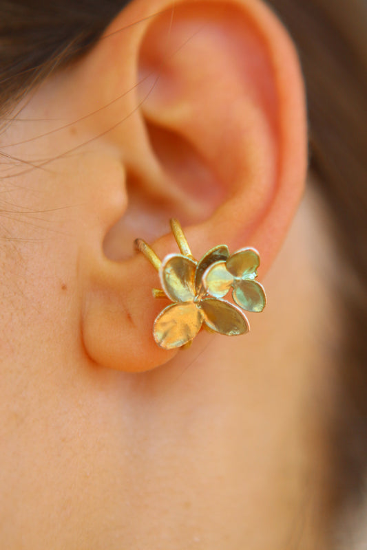 Ear cuff com flor de hortensia