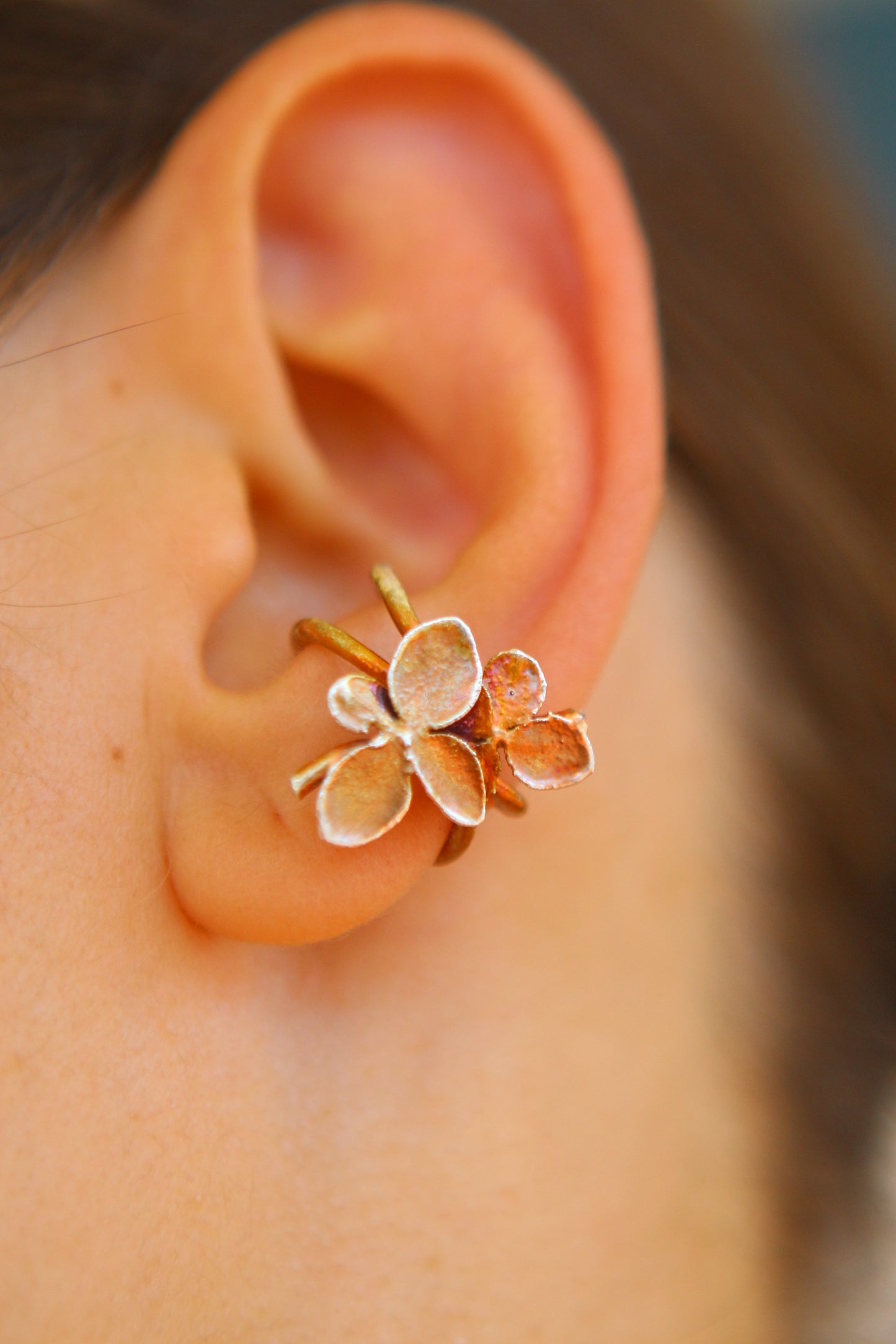 Ear cuff com flor de hortensia
