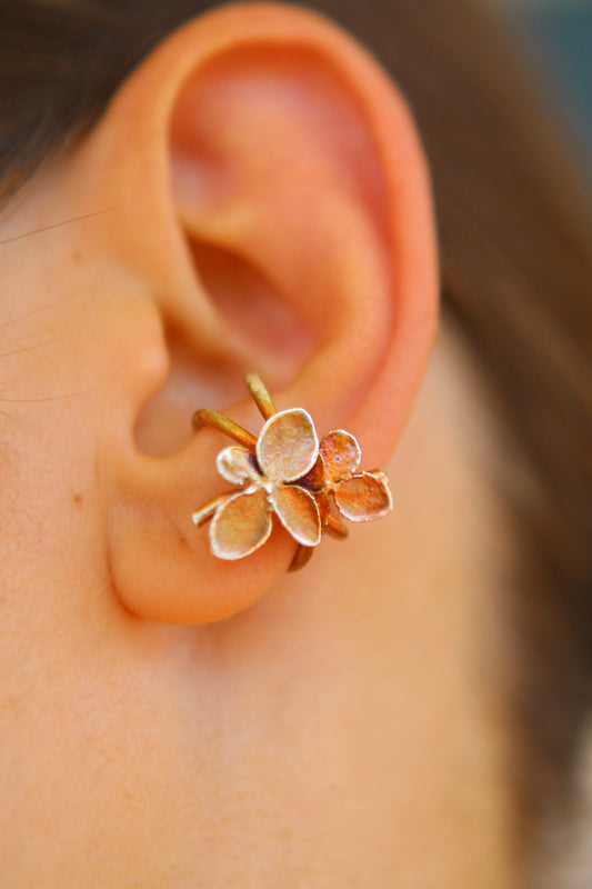 Ear cuff com flor de hortensia