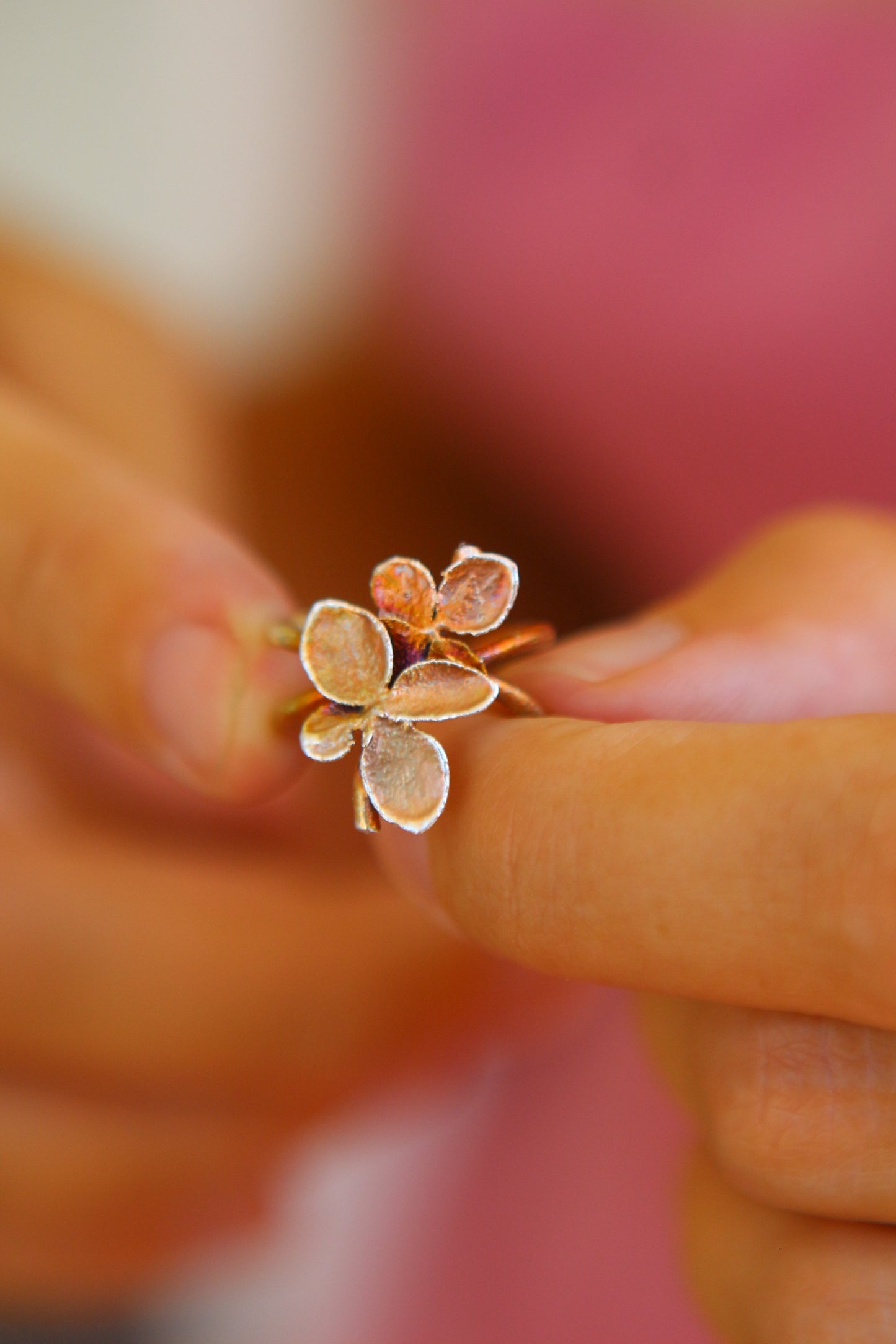 Ear cuff com flor de hortensia