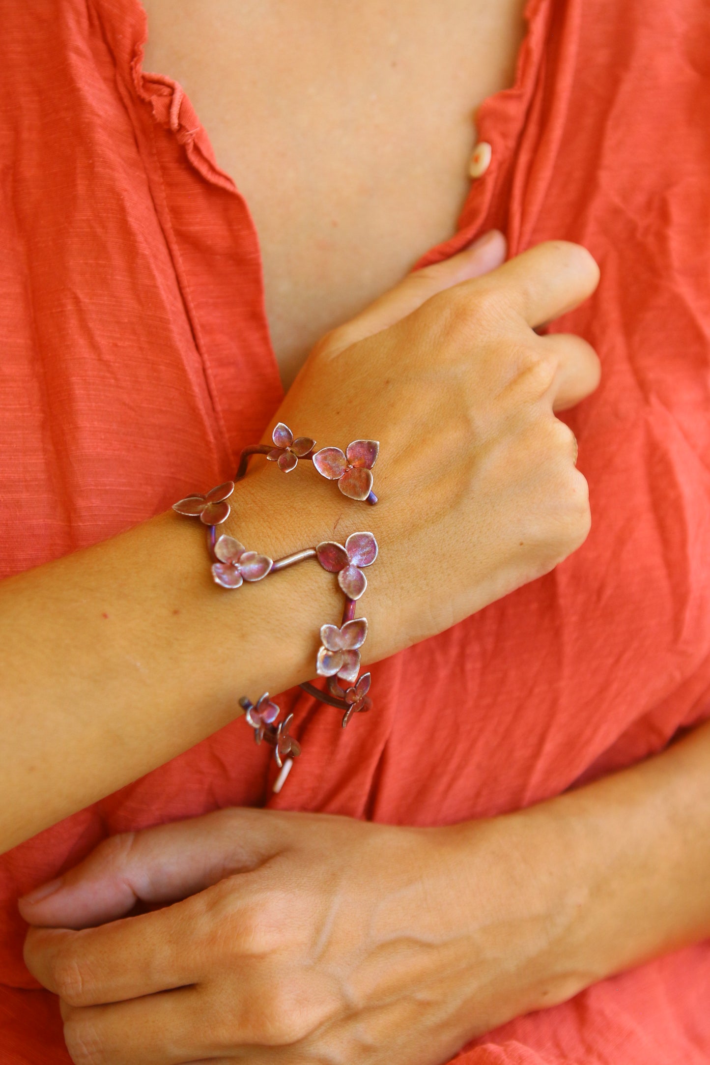 Pulseira com flores de hortensia