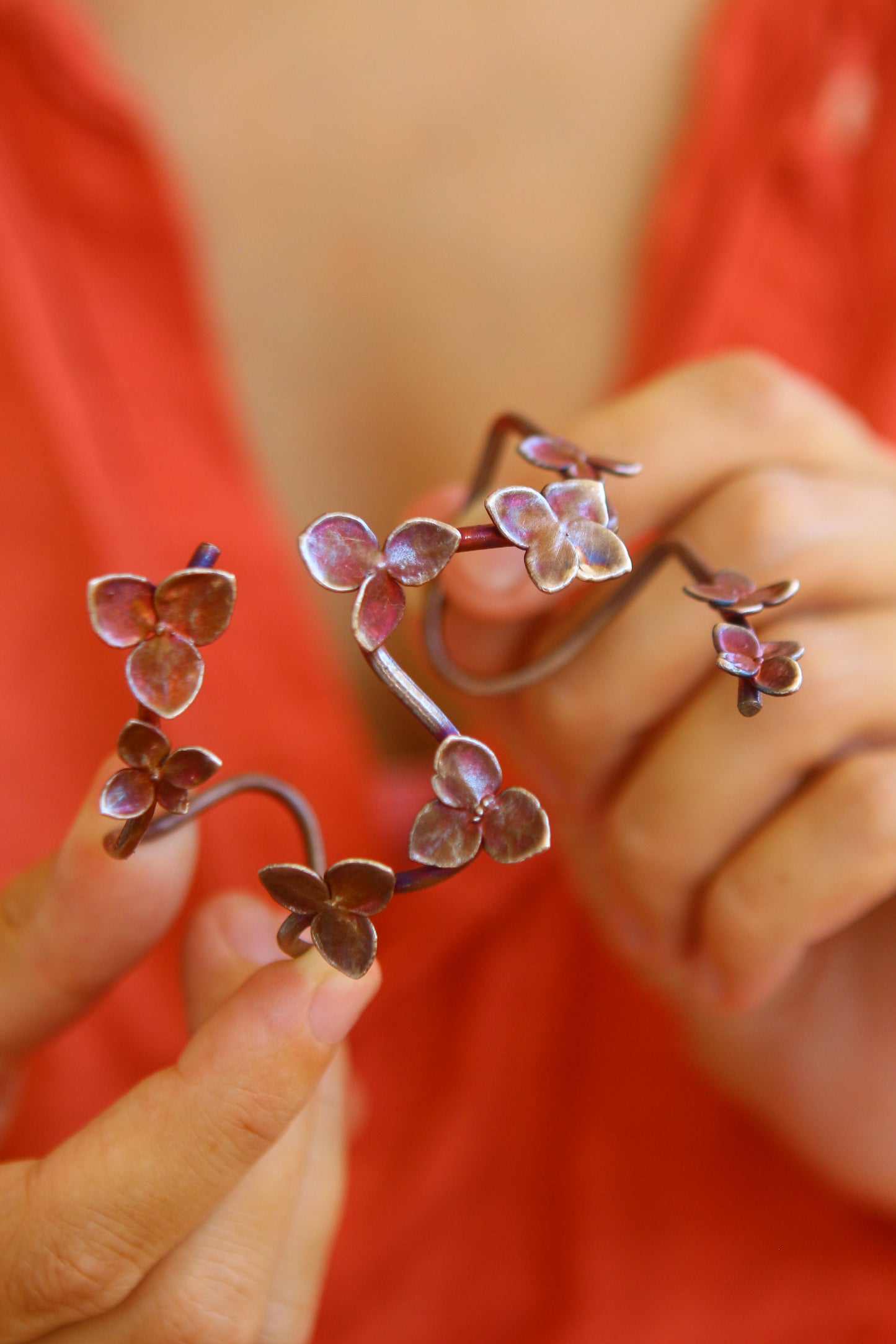 Pulseira com flores de hortensia