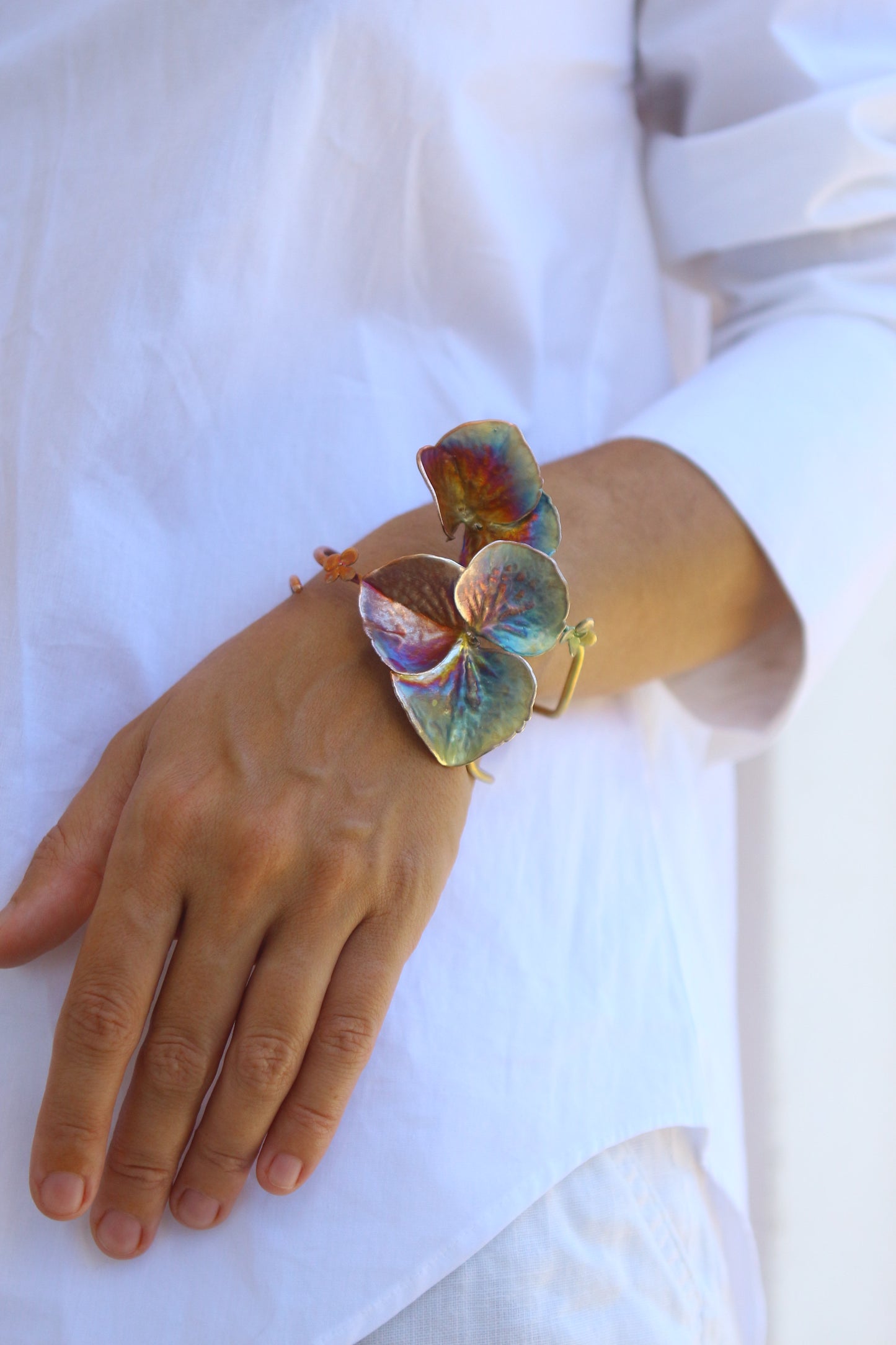 Pulseira com flores de hortensia