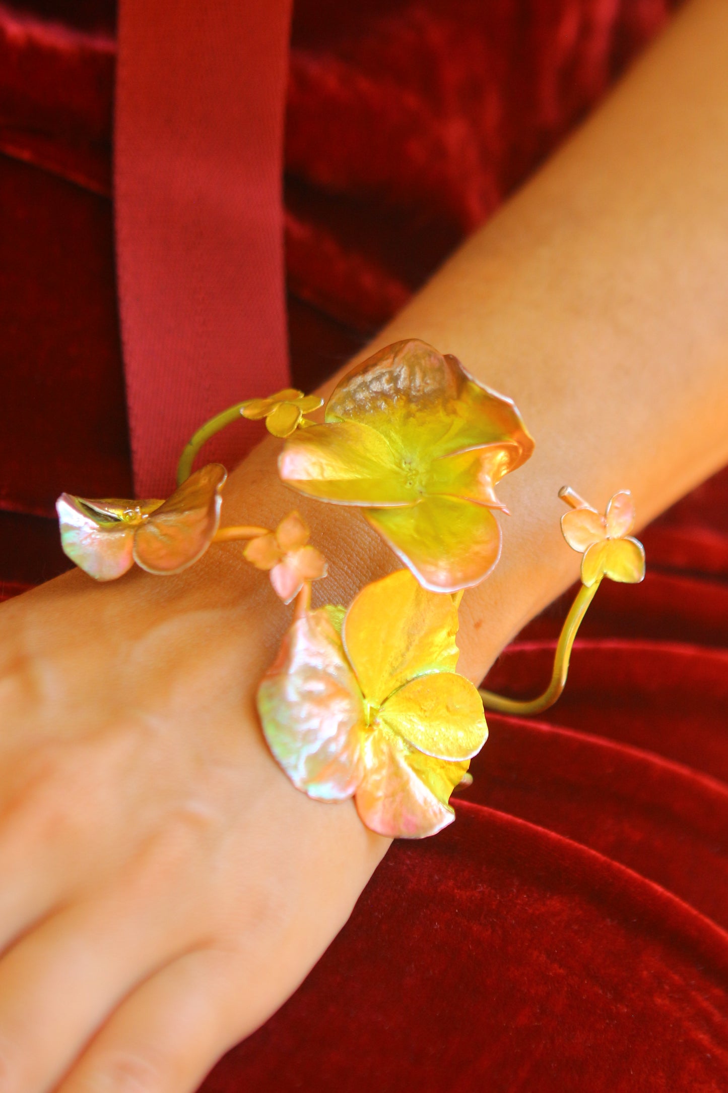 Pulseira com flores de hortensia