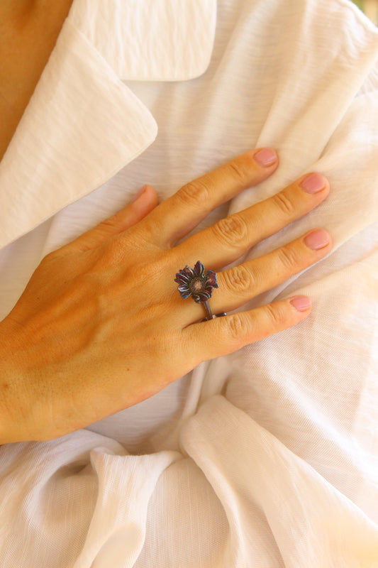 Anel com flor de crisantemo