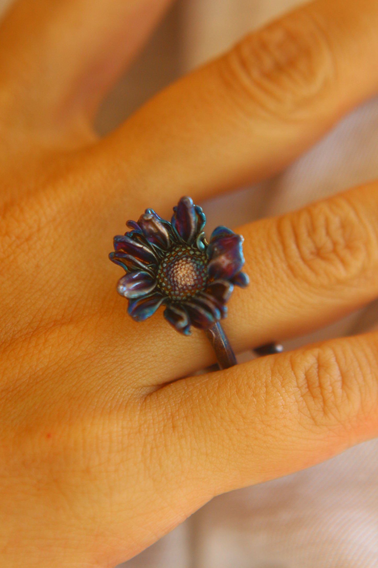 Anel com flor de crisantemo