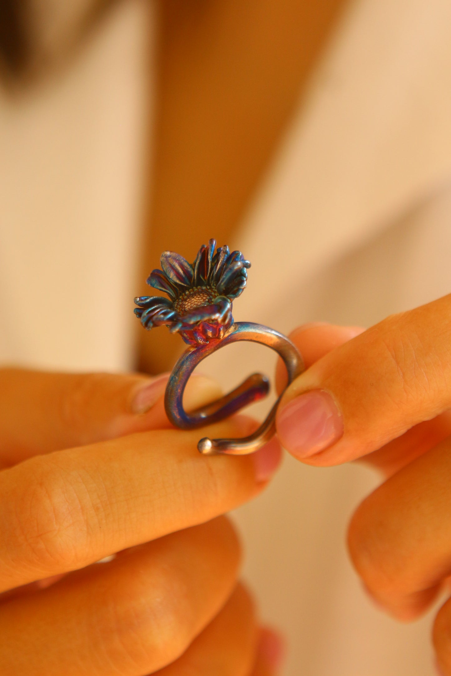 Anel com flor de crisantemo