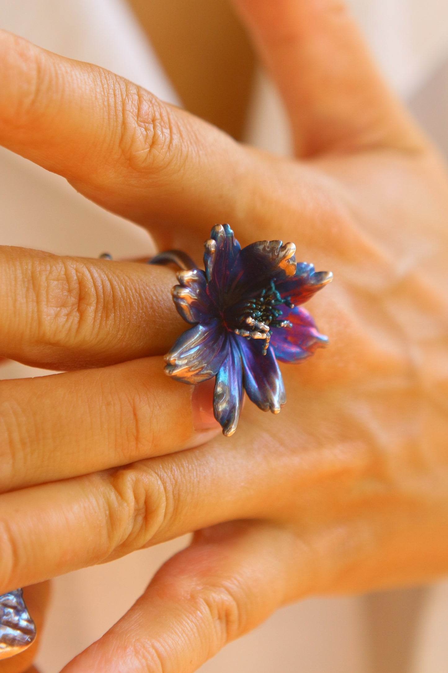 Anel com flor de cosmos