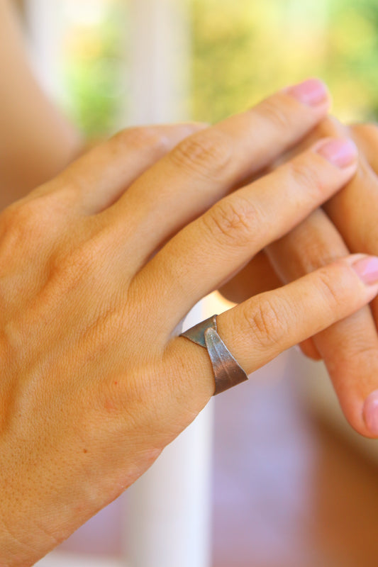 Anel com folha de arvore-de-ferro