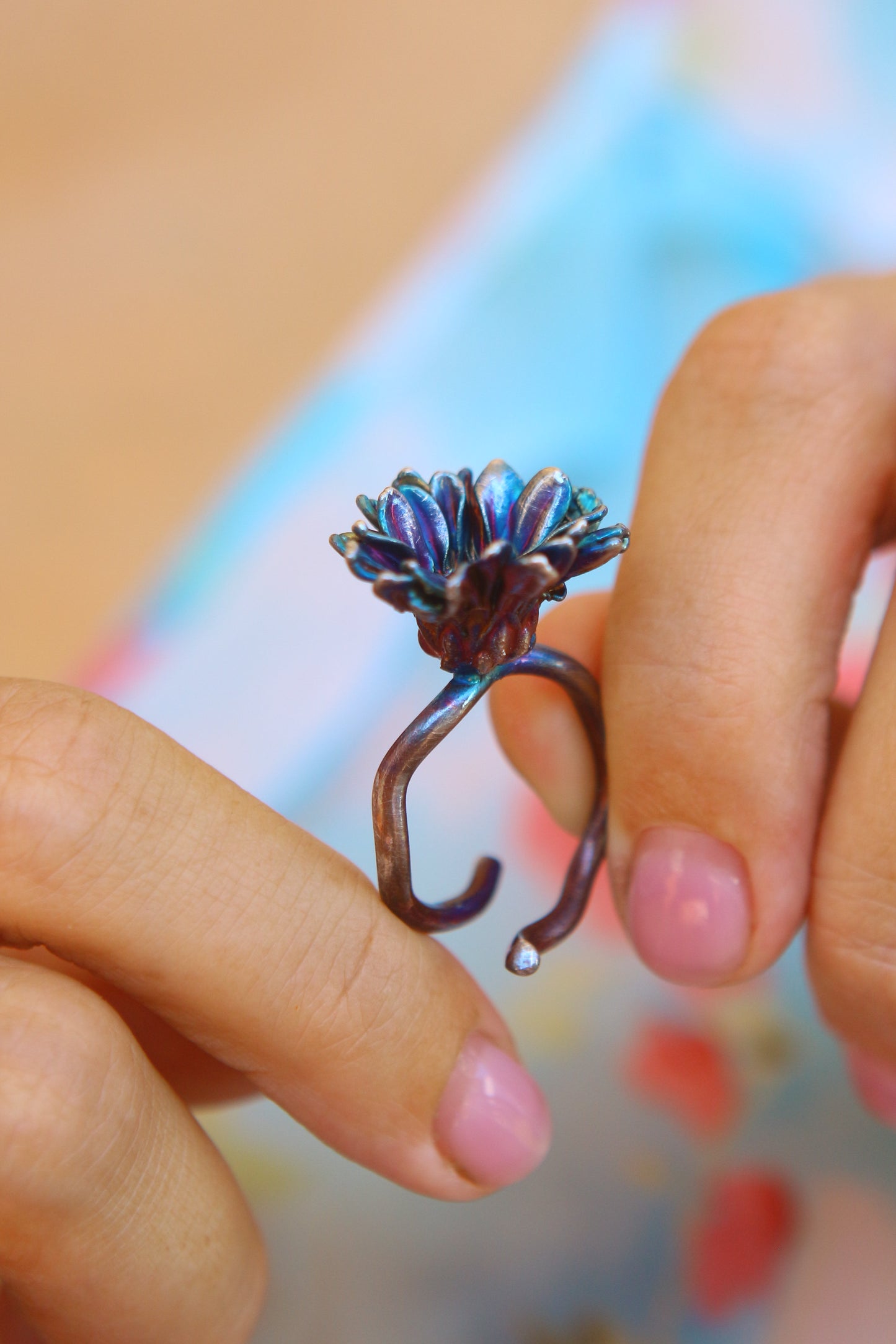 Anel com flor de crisantemo