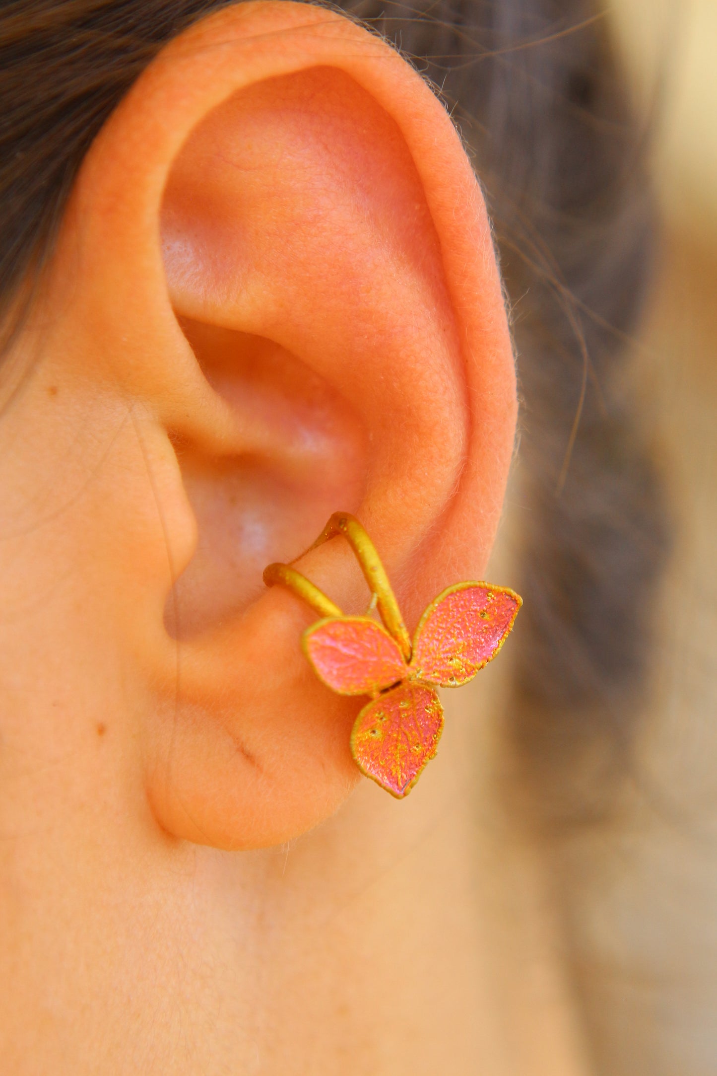Ear cuff com flor de hortensia
