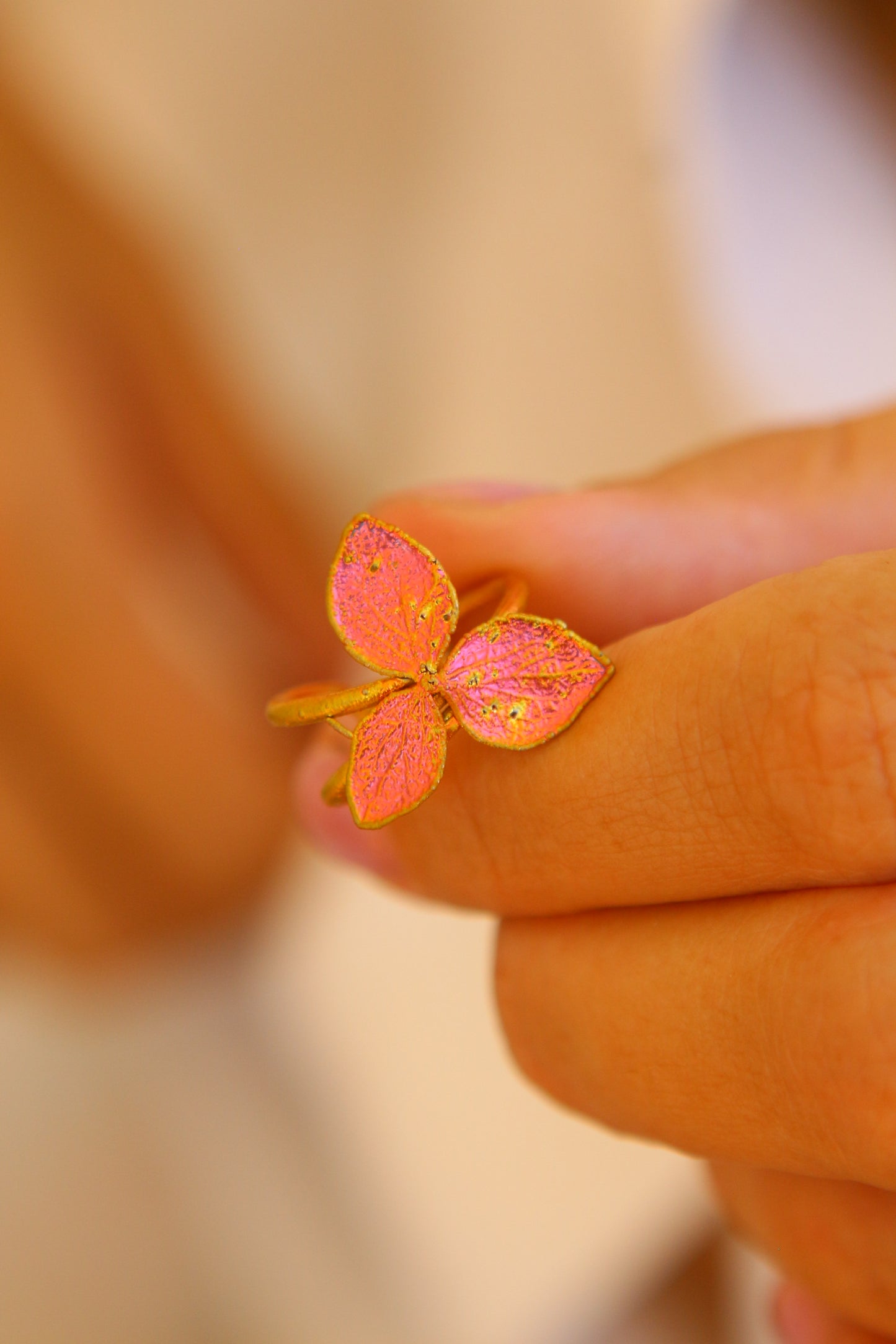 Ear cuff com flor de hortensia