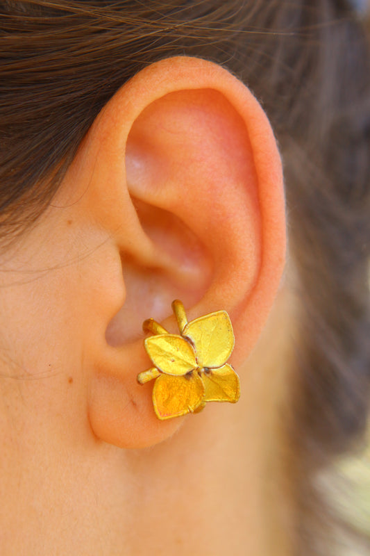 Ear cuff com flor de hortensia
