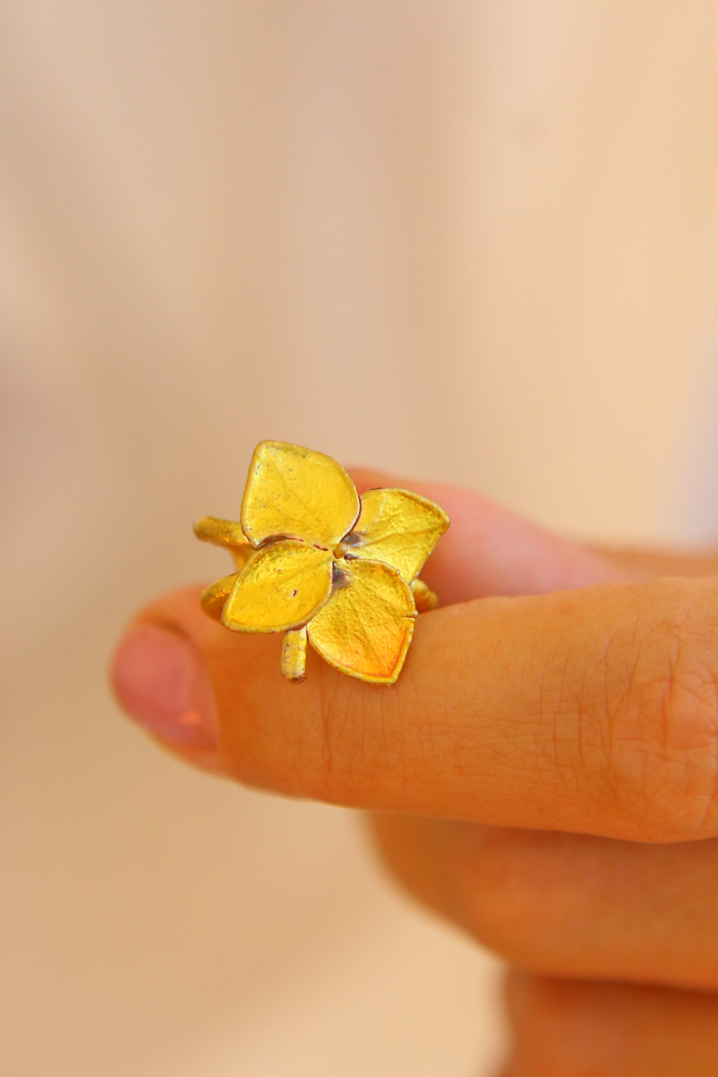 Ear cuff com flor de hortensia