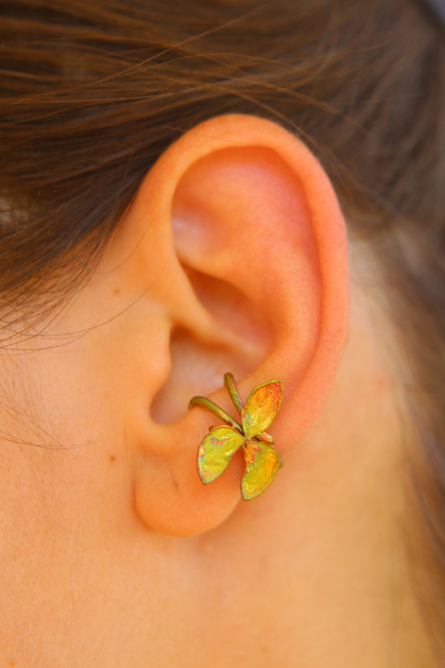 Ear cuff com flor de hortensia