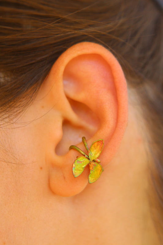 Ear cuff com flor de hortensia