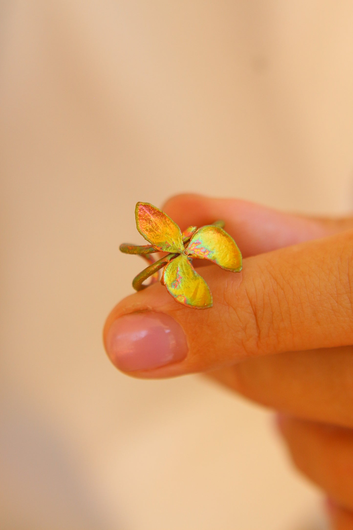Ear cuff com flor de hortensia