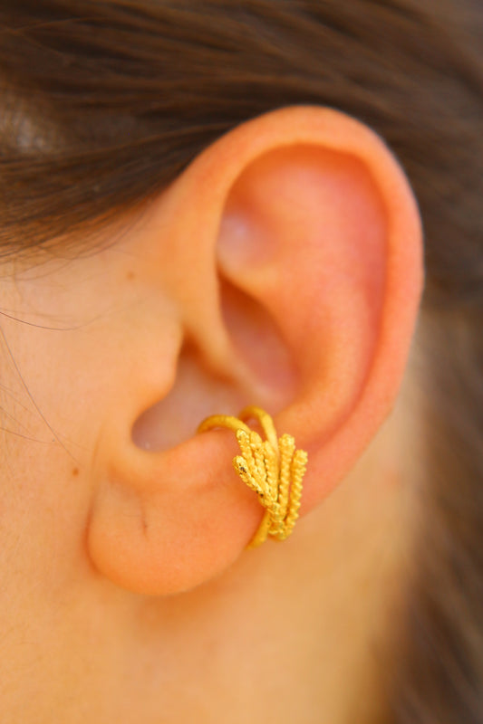 Ear cuff com ramo de tuia